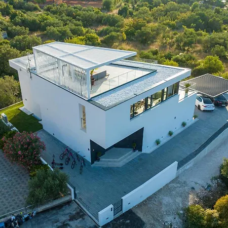 4 Bedroom Stunning In Holiday home Murter