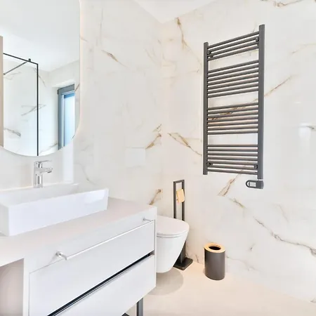 4 Bedroom Stunning In Casa de Férias Murter